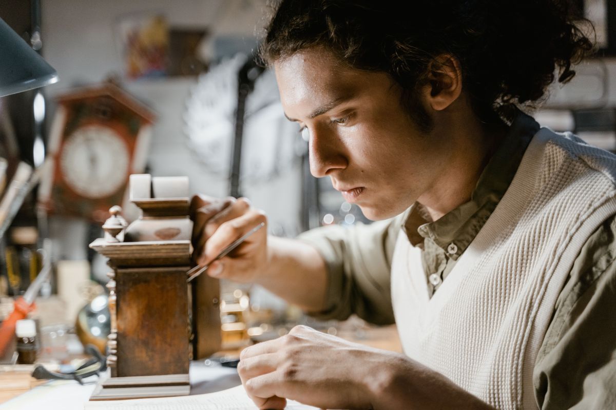 تصویر مربوط به شغل فروشنده اشیای عتیقه - Antique Dealer