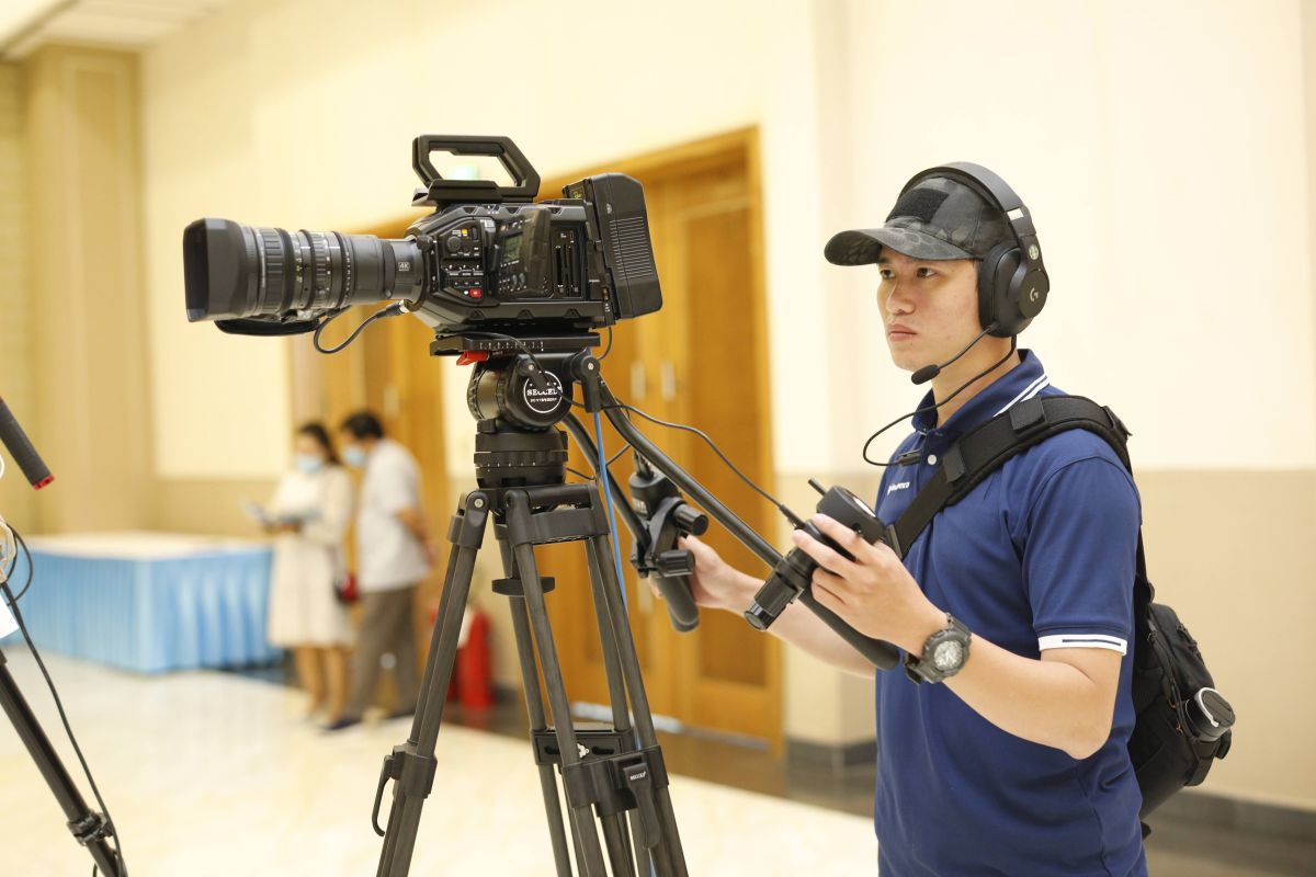 تصویر مربوط به شغل اپراتور دوربین (فیلم، تلویزیون یا ویدئو) - Camera Operator (Film, Television or Video)