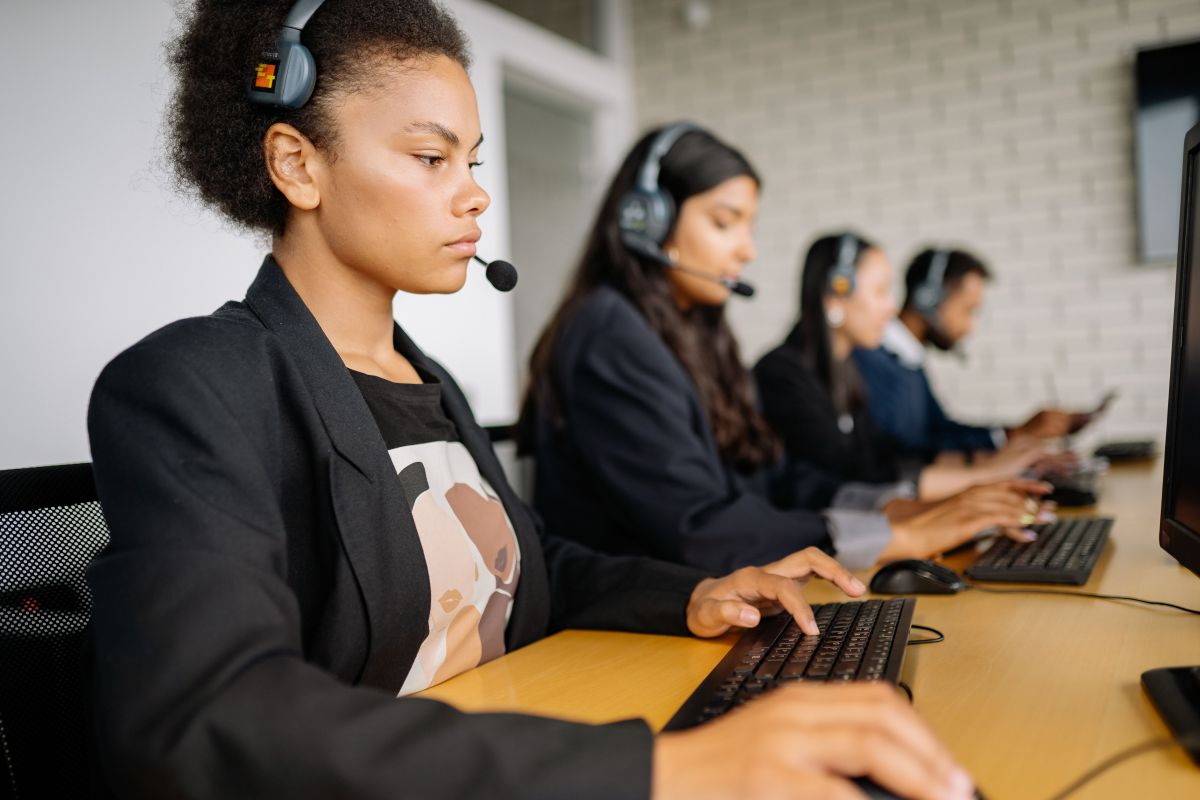 تصویر مربوط به شغل اپراتور ارتباطات - Communications Operator