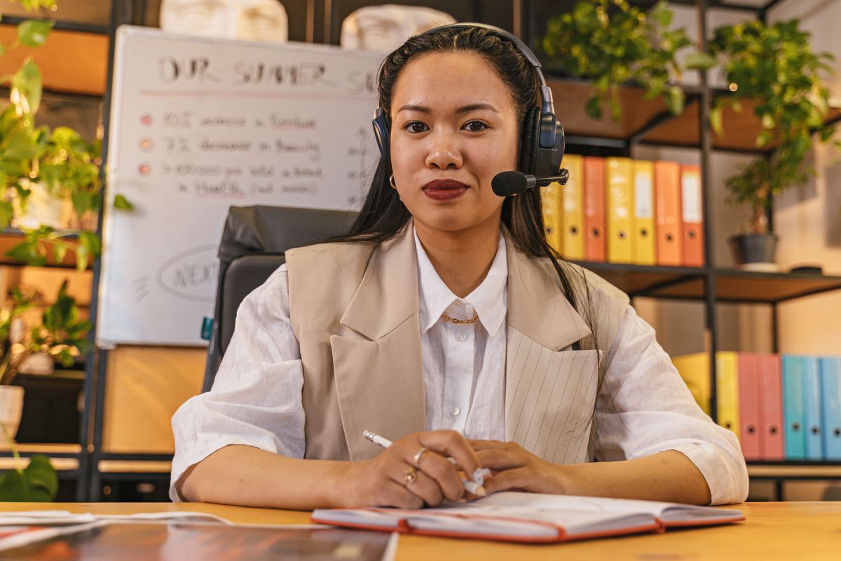 Illustration for Customer Service Manager occupation by Shada Migration Services.