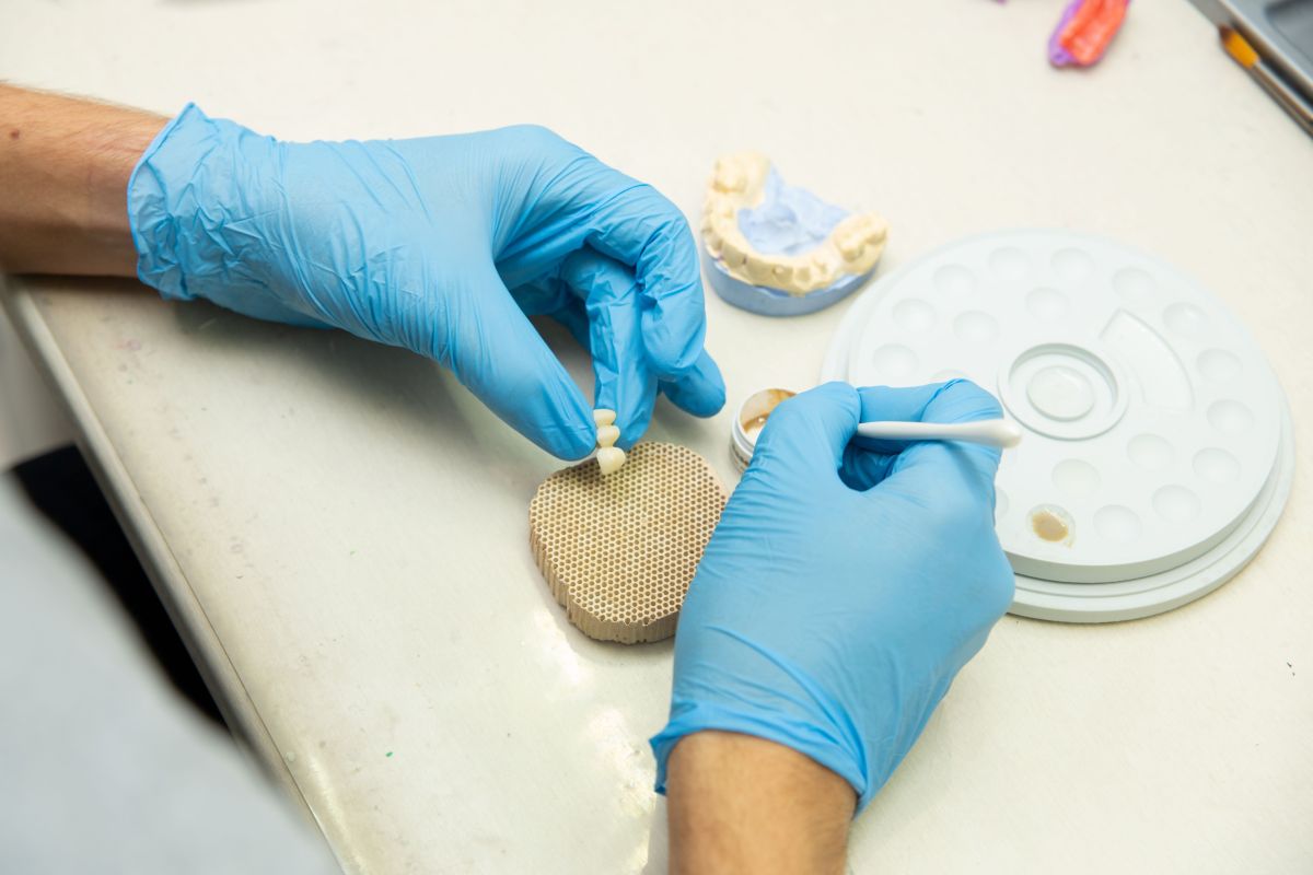تصویر مربوط به شغل متخصص پروتز دندانی - Dental Prosthetist