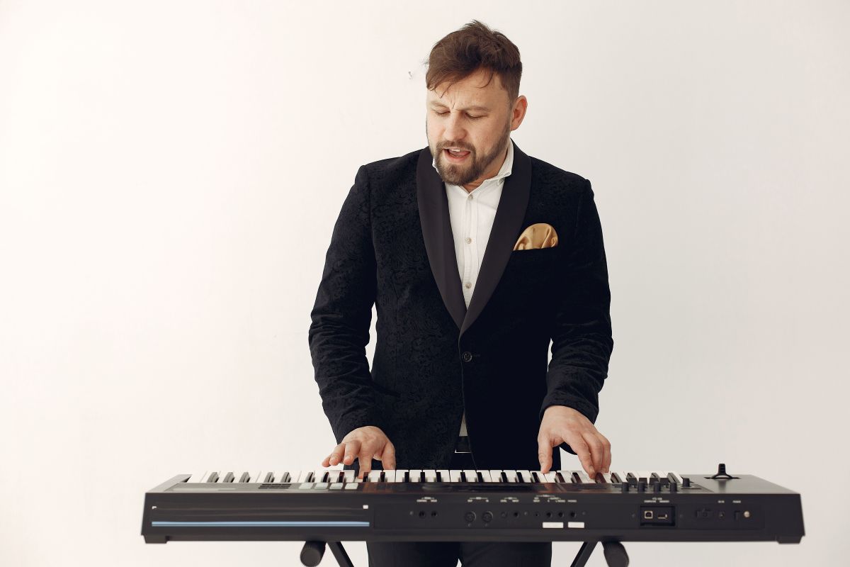 تصویر مربوط به شغل هنرمند سرگرمی یا واریته - Entertainer or Variety Artist