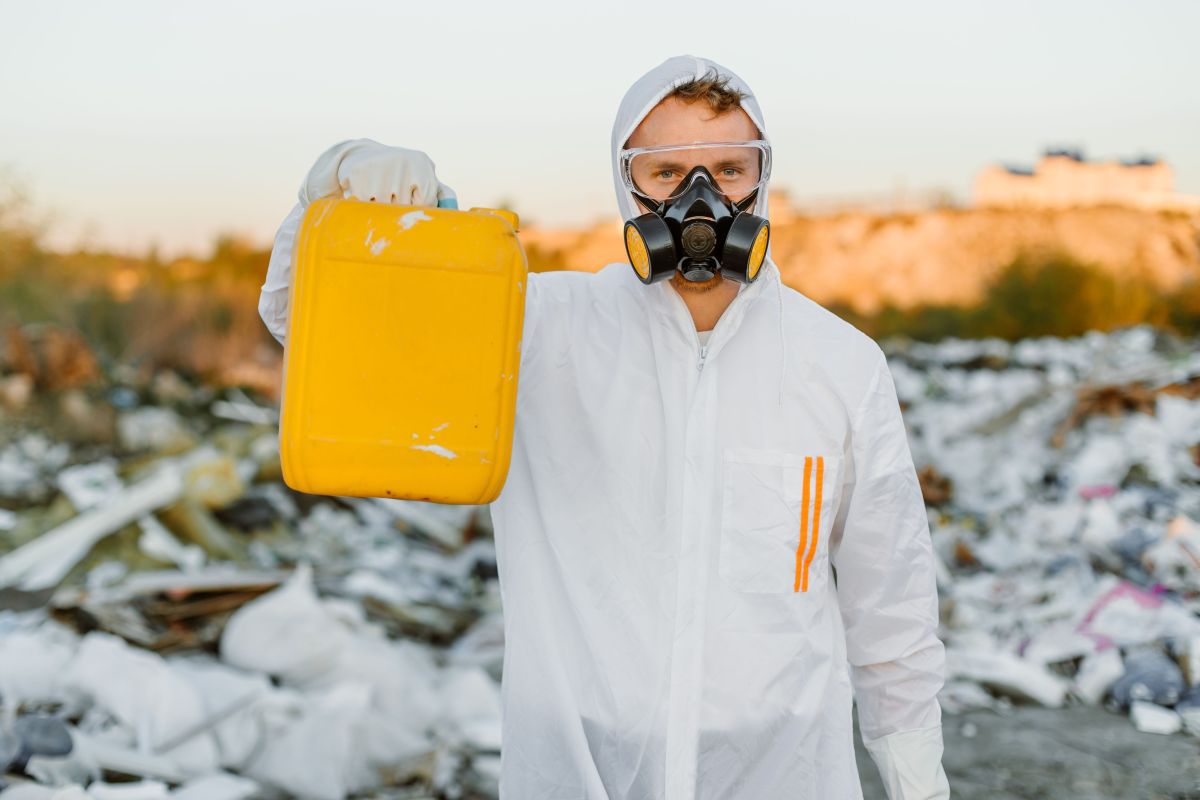 تصویر مربوط به شغل کارشناس بهداشت محیط - Environmental Health Officer
