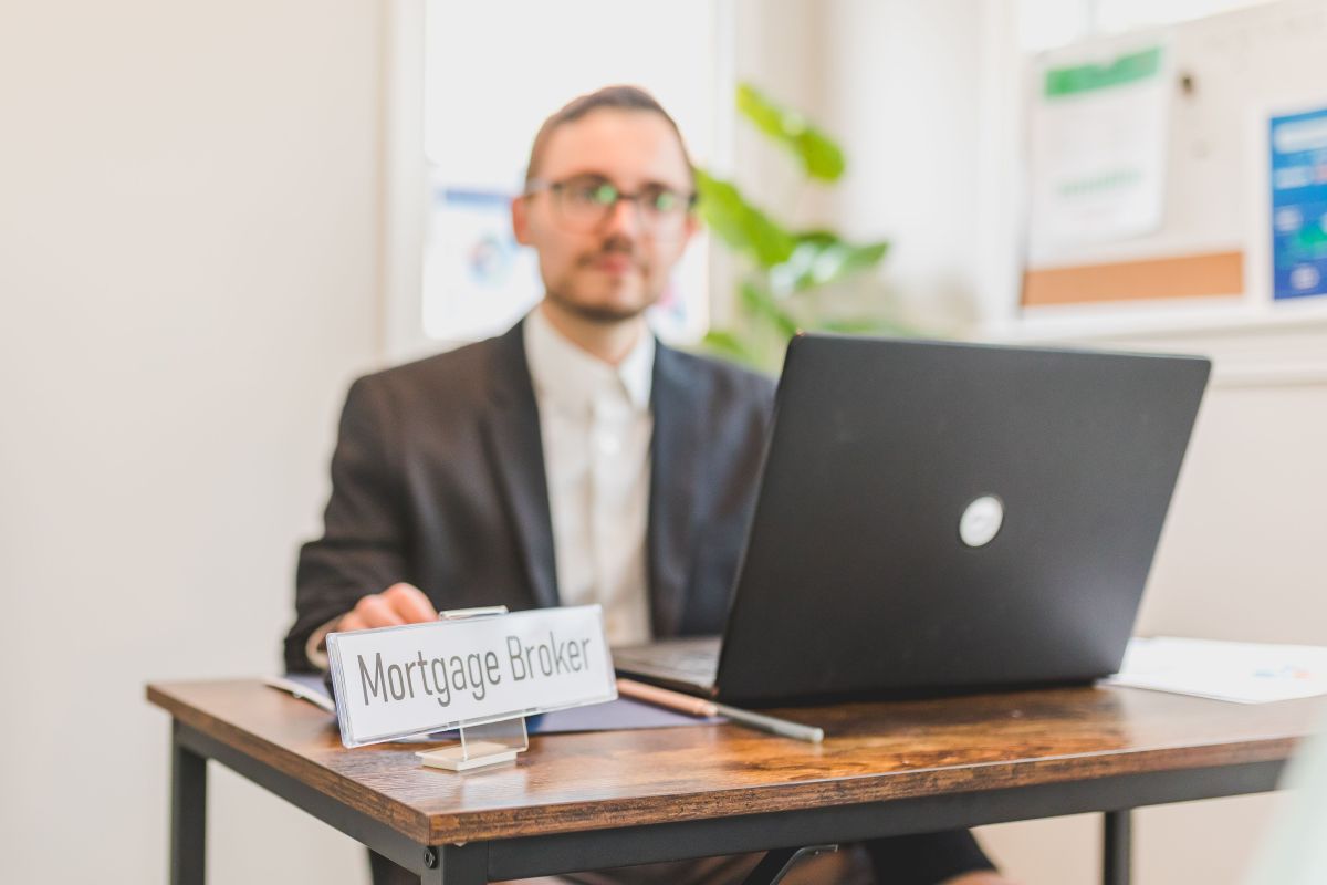 تصویر مربوط به شغل کارگزار امور مالی - Finance Broker