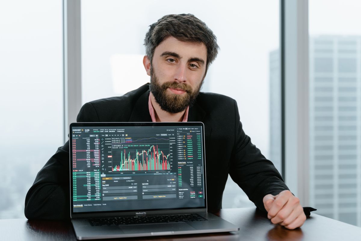 تصویر مربوط به شغل معاملهگر بازارهای مالی - Financial Market Dealer
