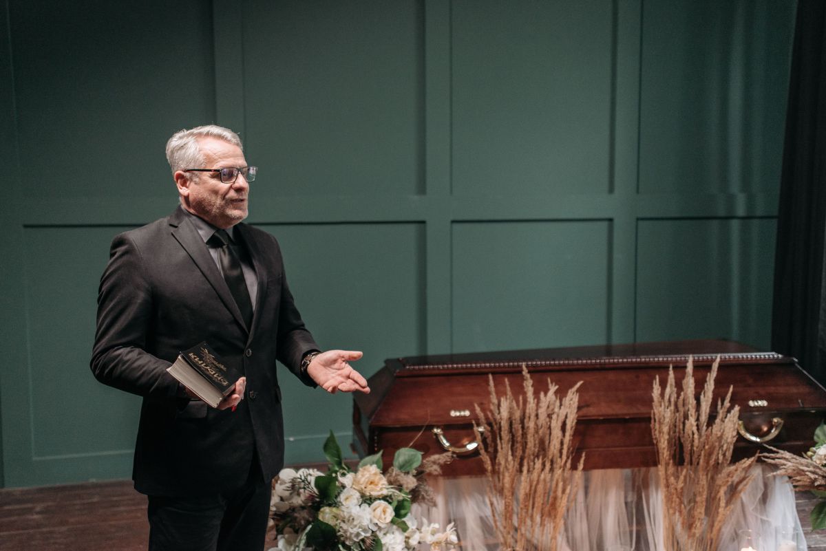 تصویر مربوط به شغل مدیر خدمات تدفین - Funeral Director