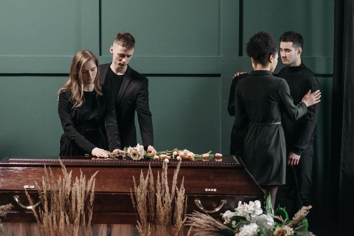 تصویر مربوط به شغل کارکنان خدمات تدفین (سایر) - Funeral Workers