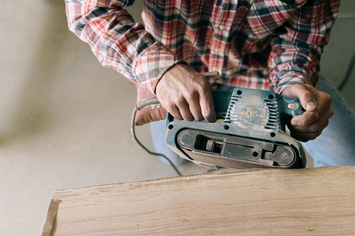 تصویر مربوط به شغل پرداختکار مبلمان - Furniture Finisher