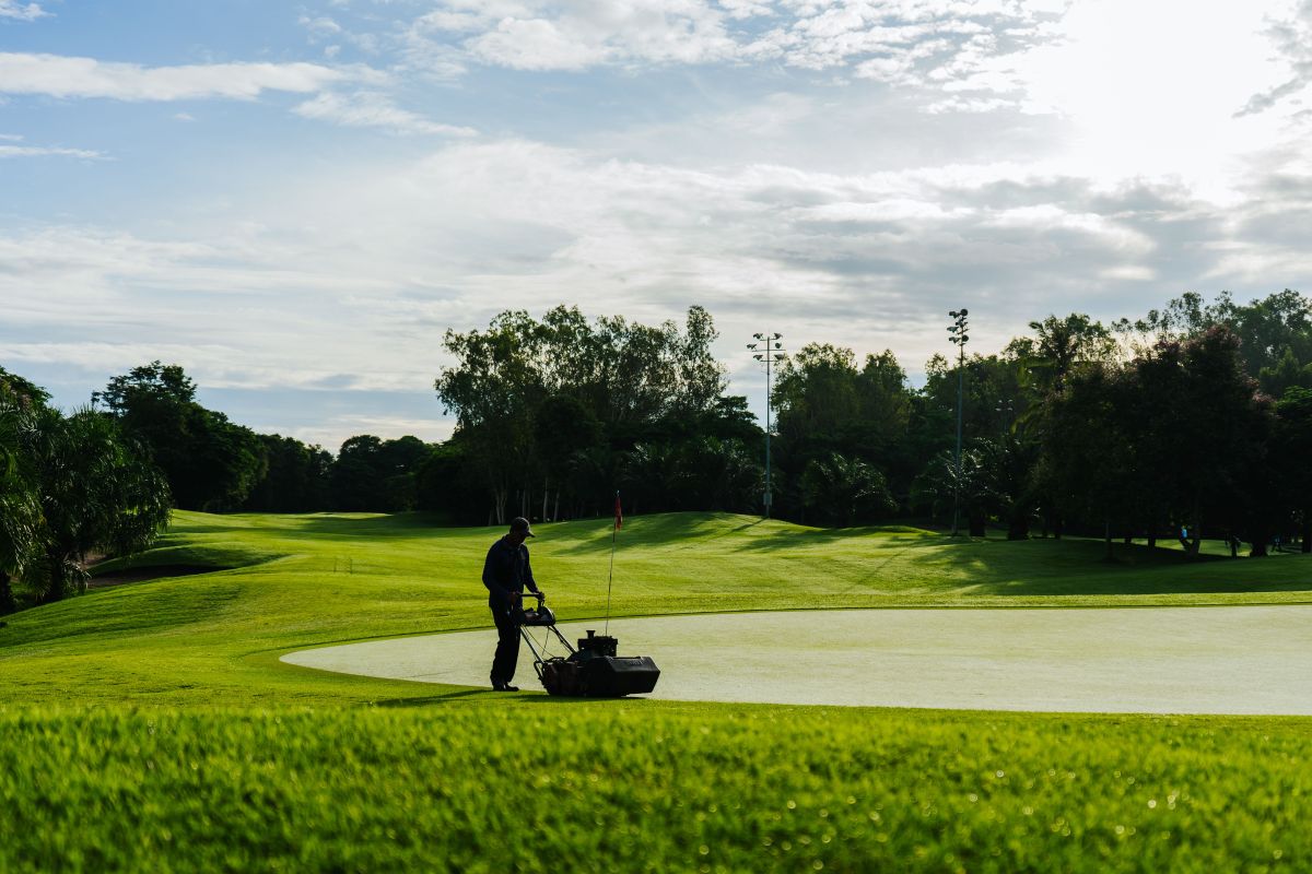 تصویر مربوط به شغل مسئول نگهداری زمین ورزشی - Greenkeeper