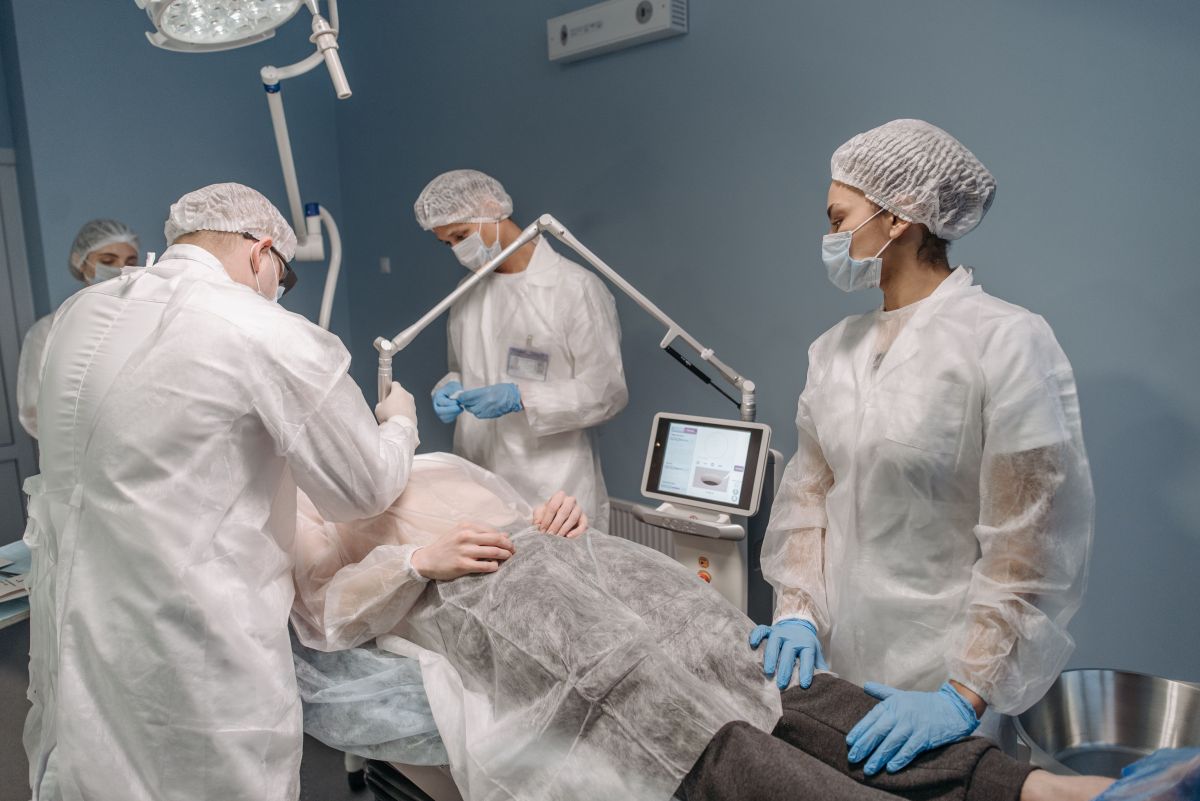 تصویر مربوط به شغل متخصص مراقبتهای ویژه - Intensive Care Specialist
