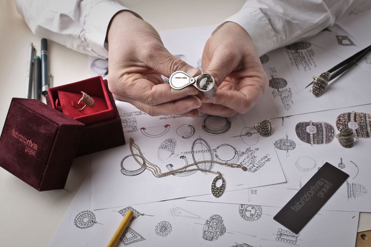 تصویر مربوط به شغل طراح جواهرات - Jewellery Designer