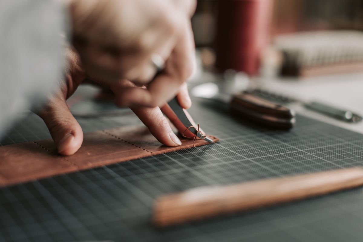 تصویر مربوط به شغل سازنده محصولات چرمی - Leather Goods Maker