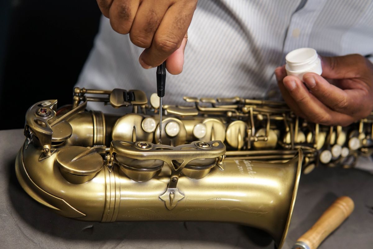 تصویر مربوط به شغل سازنده یا تعمیرکار ساز موسیقی - Musical Instrument Maker or Repairer