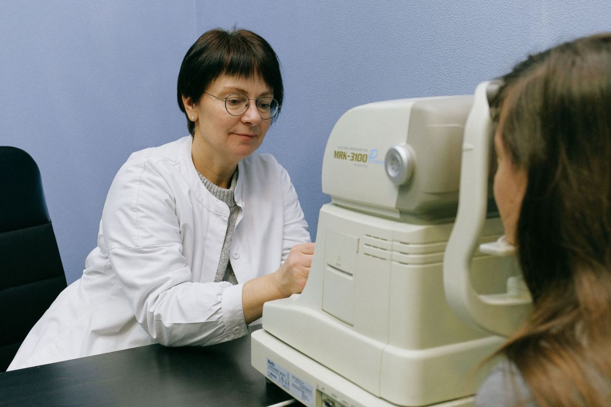 تصویر مربوط به شغل متصدی عینک و تجهیزات اپتیکی - Optical Dispenser