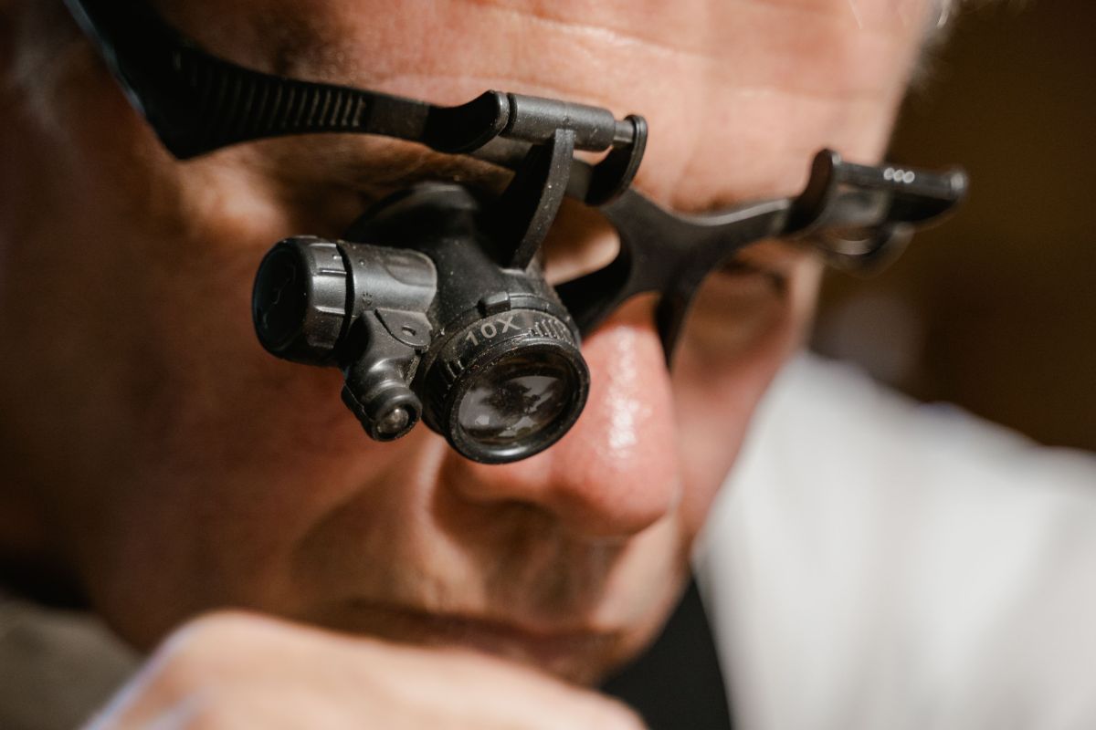 تصویر مربوط به شغل مکانیک اپتیک - Optical Mechanic