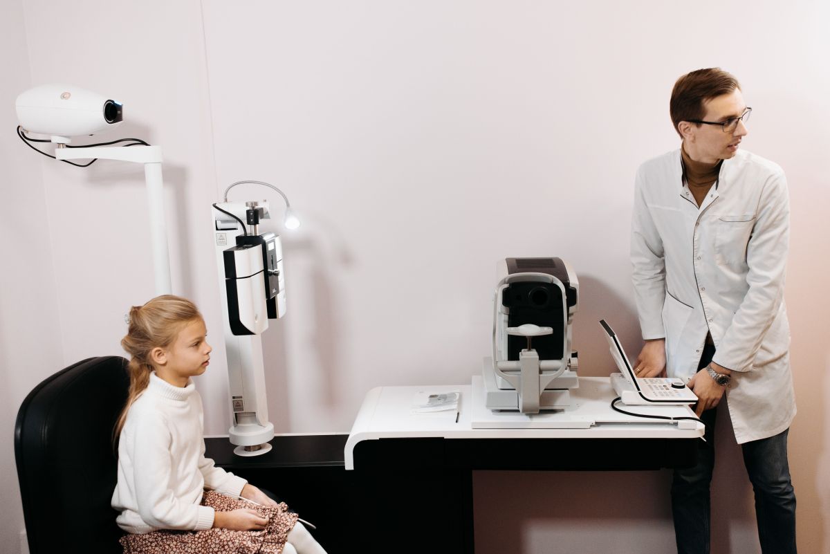Illustration for Optometrist occupation by Shada Migration Services.
