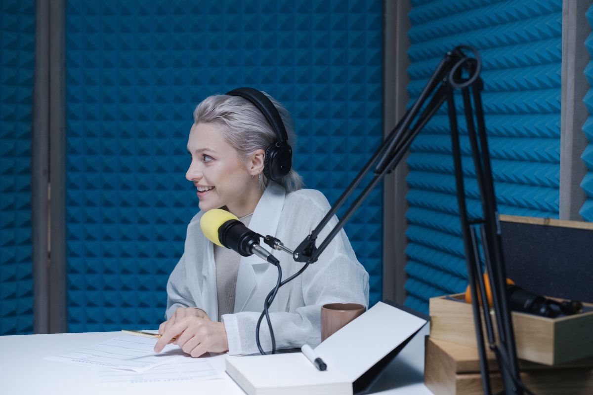 تصویر مربوط به شغل مجری رادیو - Radio Presenter