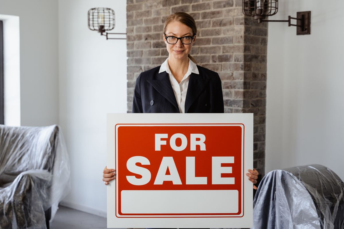 تصویر مربوط به شغل مشاور املاک - Real Estate Agent