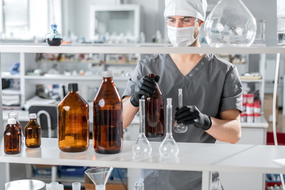 تصویر مربوط به شغل تکنسین آزمایشگاه مدرسه - School Laboratory Technician