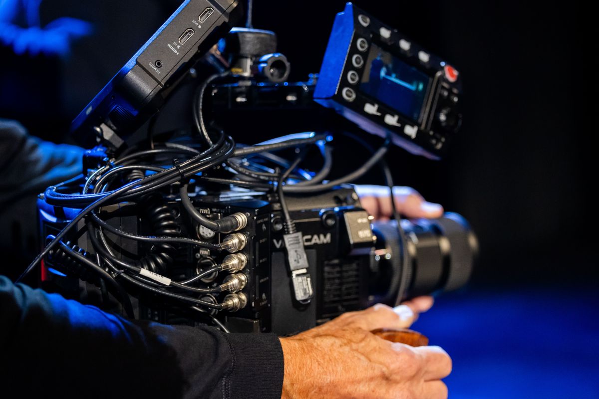 تصویر مربوط به شغل اپراتور تجهیزات تلویزیونی - Television Equipment Operator