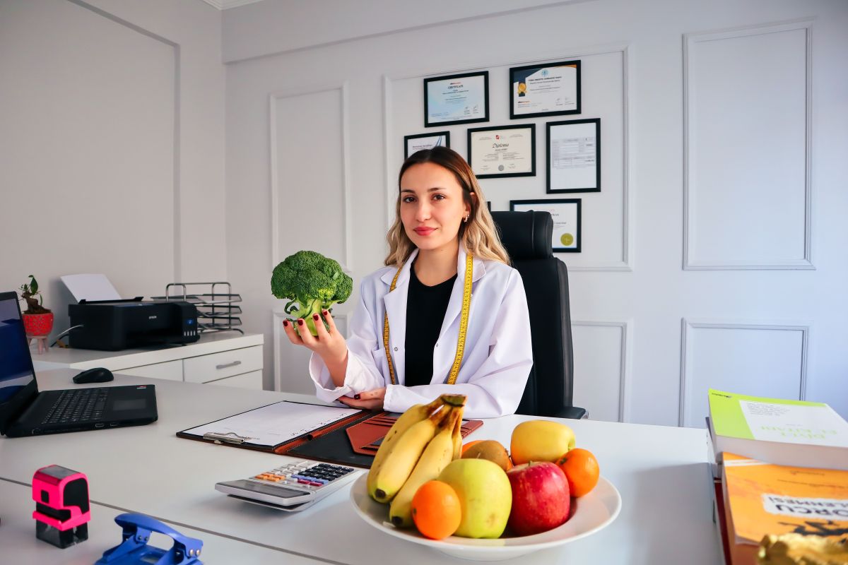 Illustration for Dietitian occupation by Shada Migration Services.