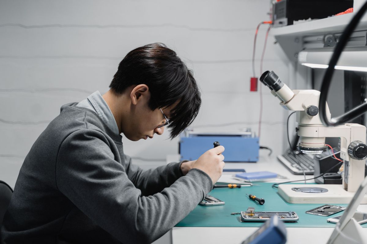 Illustration for Electronic Equipment Trades Worker occupation by Shada Migration Services.
