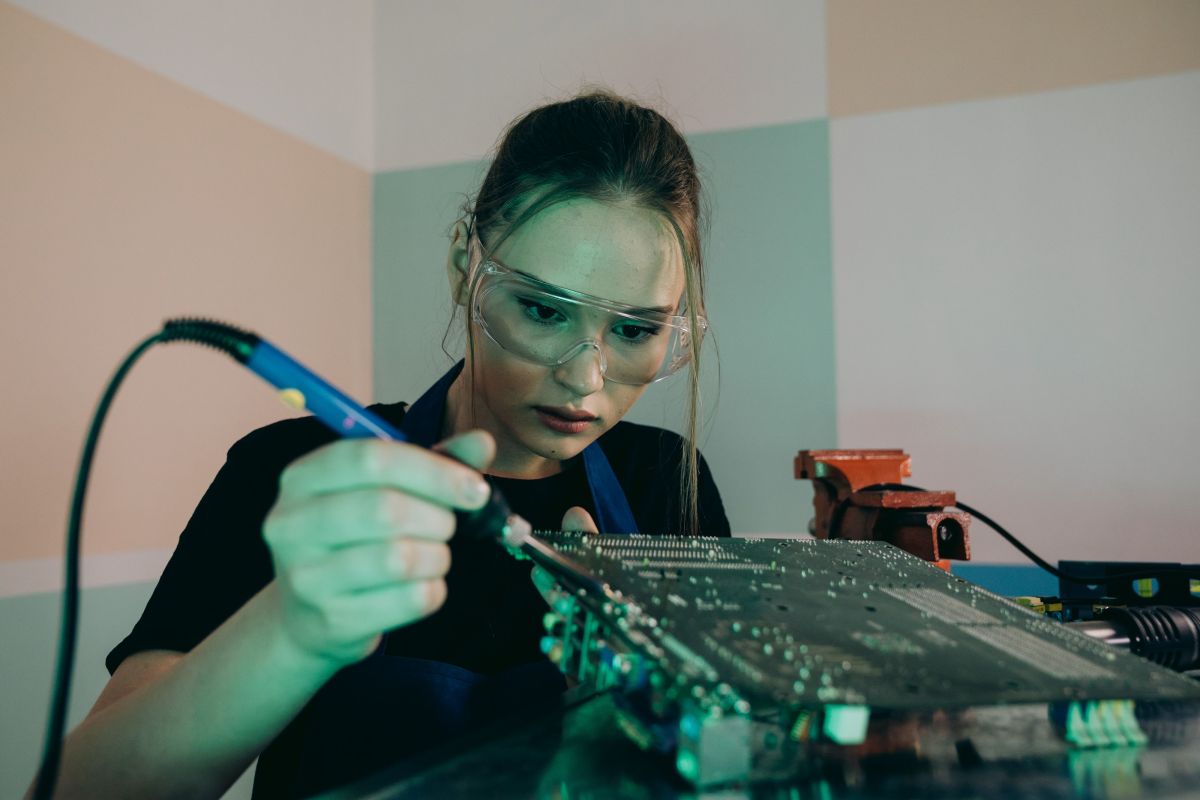 Illustration for Hardware Technician occupation by Shada Migration Services.
