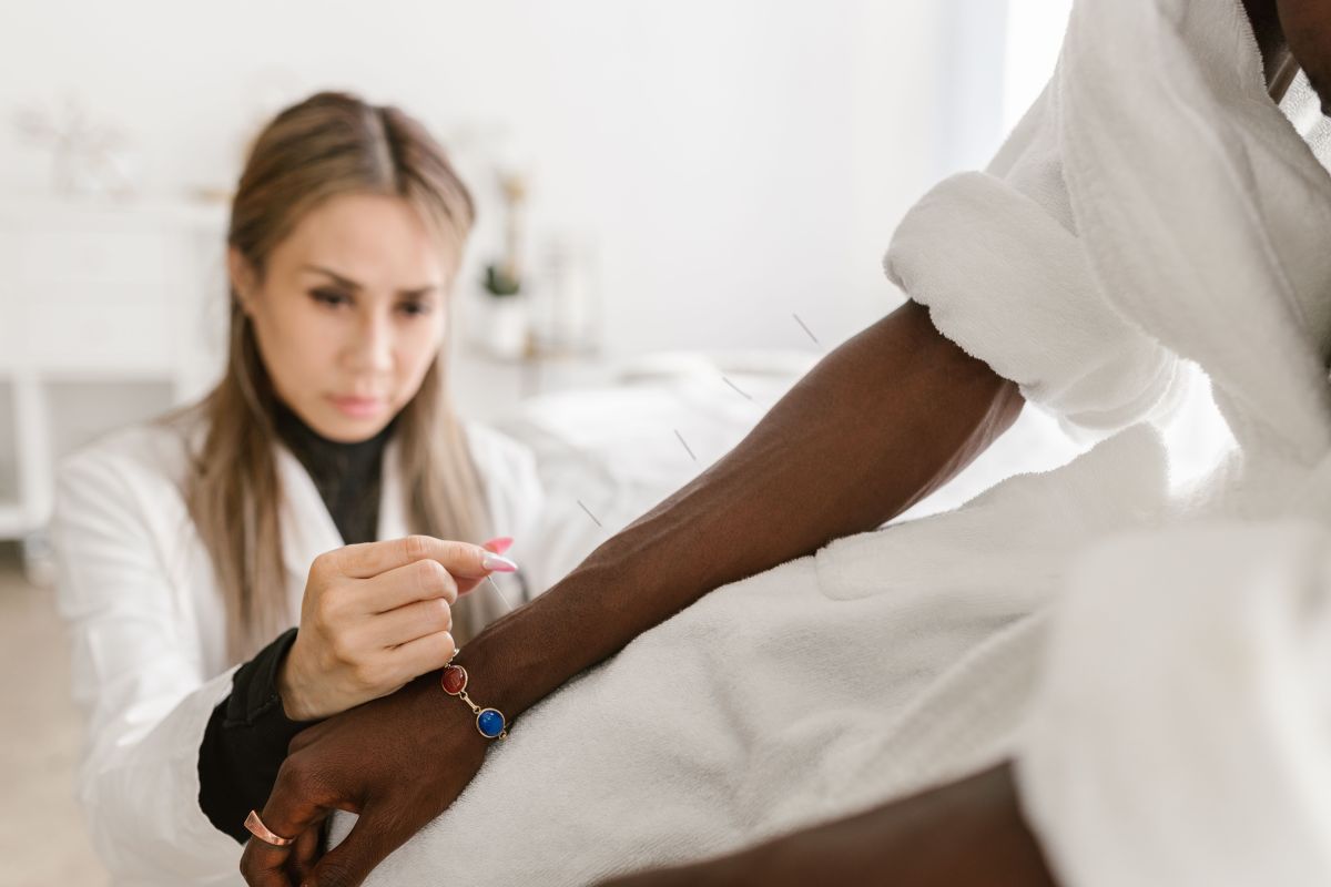 تصویر مربوط به شغل درمانگر طب سنتی چین - Traditional Chinese Medicine Practitioner