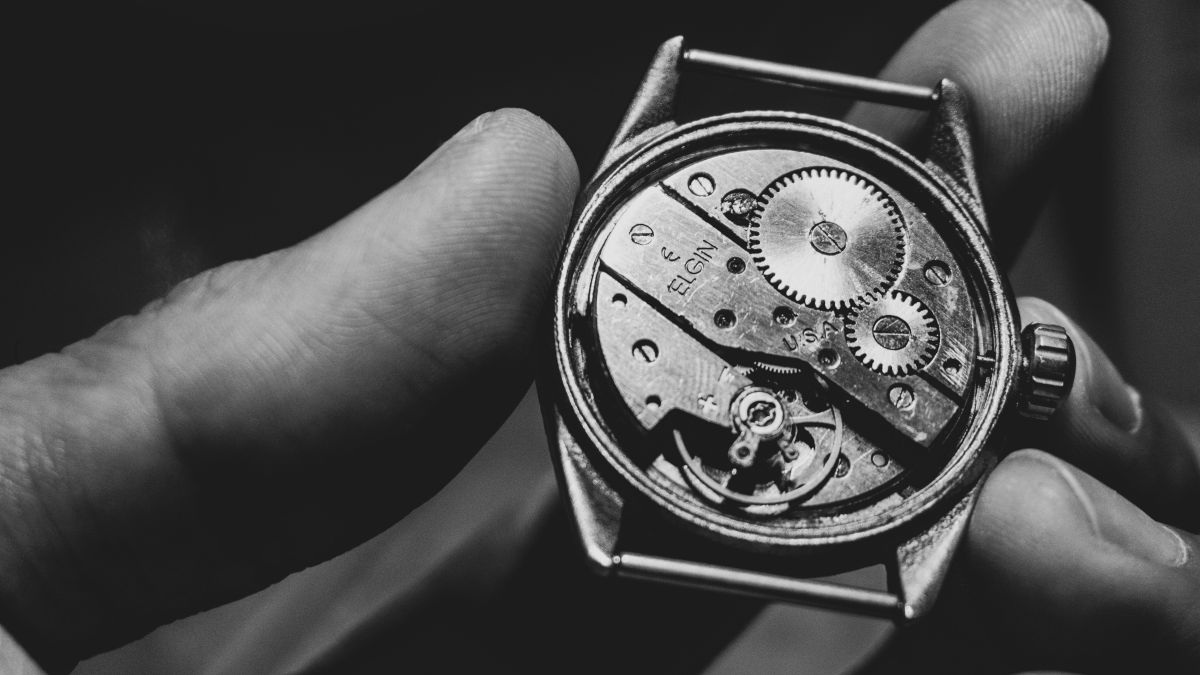 تصویر مربوط به شغل سازنده و تعمیرکار ساعت - Watch and Clock Maker and Repairer
